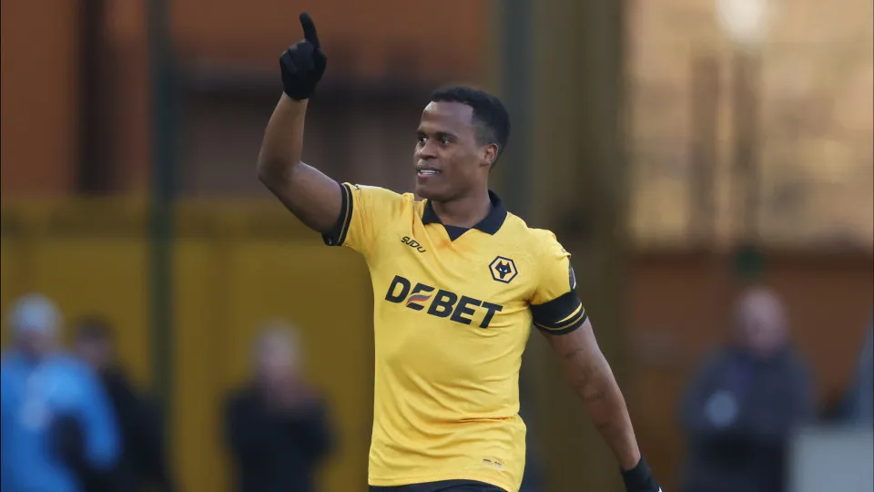 Alvo do Palmeiras, Arias deslancha na Inglaterra após começo apático