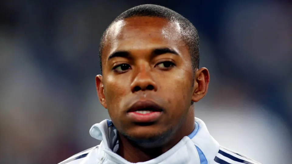Robinho tem pena reduzida em 160 dias após estudo e trabalho em presídio